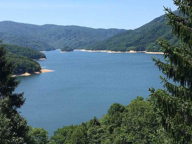 有峰湖”
width=
